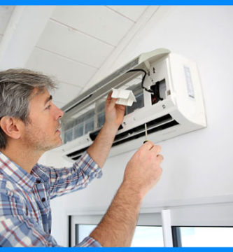 ¿has probado que funcione tu equipo de aire acondicionado? 1 tecnico reparando web