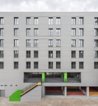 PASSIVHAUS / Proyecto de edificios en Madrid elegido por su eficiencia energética 2 Y debido a la distribución y organización arquitectónica del programa de viviendas, la forma de resolución de los ensayos ha presentado unas particularidades consistentes en la realización de una única evolvente térmica y cinco líneas de hermeticidad con un único ensayo por planta, comunicando cada una de las viviendas presentes por planta. De esta forma se ha reducido el número de ensayos, todo ello con el objetivo de conseguir unos costes óptimos de construcción. Es más, se han tenido en cuenta criterios de diseño bioclimático, eficiencia energética de sistemas, eco-construcción, confort interior (calidad del aire interior sin alérgenos e interiores libres de COV), y la gestión y utilización del agua.