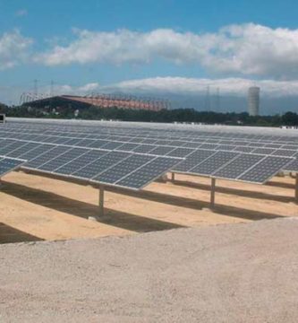 Extremadura aumenta su producción de energía fotovoltaicaLa comunidad autónoma de Extremadura tiene instalado un total de 1.321 nuevos MW de tecnología solar fotovoltaica en 2020, alcanzando los 2.568 MW de potencia instalada en la región y convirtiéndose en el mayor parque de producción fotovoltaica de España. Estos datos están contenidos en el Informe de Progreso del Sistema Eléctrico Español 2020, un documento de Red Eléctrica de España (REE) que fue presentado en un acto celebrado en el Ministerio de Transición Ecológica y Reto Demográfico. ¿Cuáles son los objetivos de este plan? Para la presidenta de Red Eléctrica, Beatriz Corredor, el Plan Nacional Integrado de Energía y Clima establece "objetivos ambiciosos", pero también "realistas y alcanzables", para mitigar el cambio climático avanzando hacia un nuevo sistema en el que las energías renovables sean la "piedra angular". En este camino, el de la transición energética, el sector eléctrico juega un "papel clave" por su potencial de descarbonización, señala Red Eléctrica en un comunicado. El crecimiento de la potencia solar fotovoltaica instalada el año pasado en Extremadura fue del 105,9%, lo que la convierte en la región con máximo aumento de la capacidad de generación. Con este impulso, esta tecnología se ha convertido por primera vez en líder de la estructura de la potencia instalada en Extremadura. Con un 32,9%, ha superado a la hidroeléctrica y a la nuclear (29,2% y 25,8%, respectivamente). Entre ambas suman casi el 90% de la capacidad de generación de la región. En total, la comunidad autónoma cerró el año con un parque de 7.805 MW y representa el 7,1% del total de la capacidad instalada en España. La energía renovable en Extremadura avanza El informe también señala que en 2020, la energía verde extremeña ocupó el 73,9% del total del parque de generación. Se trata de la mayor cuota alcanzada por esta comunidad autónoma desde que se tienen registros y, de hecho, es el tercer porcentaje más alto del país. En cuanto a la energía generada en 2020, Extremadura produjo 21.294 GWh, lo que supone el 8,5% del total de España. Se trata de un 1,2% más que la cifra registrada en 2019. Además, Red Eléctrica ha considerado "especialmente relevante" la aportación de la solar fotovoltaica, que casi ha duplicado su producción en 2020 respecto a los valores de 2019. Estos datos han permitido que la fotovoltaica sea la segunda fuente de producción en Extremadura, por detrás de la energía nuclear, que sigue siendo la tecnología líder del mix, con el 71,7% del total.